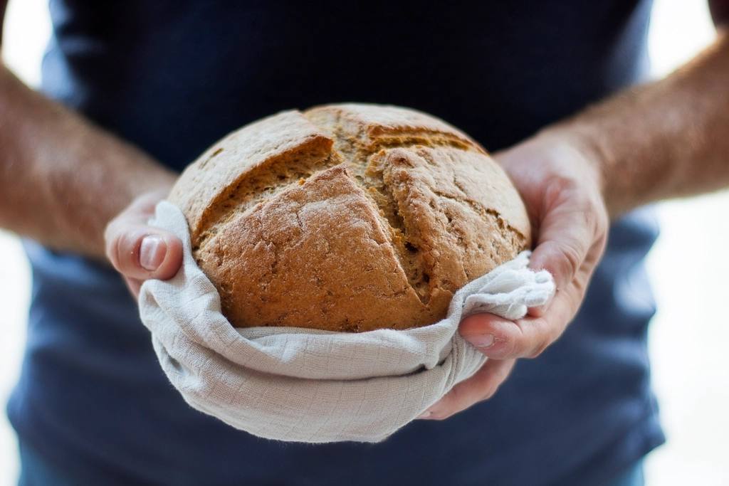 Versgebakken brood in een doek