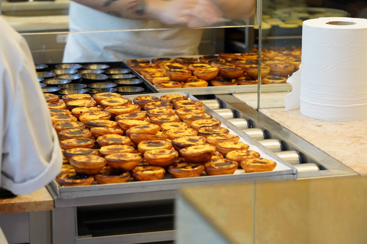 Bakplaten met vers gebak